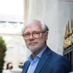 portrait de Laurent JOFFRIN dans les jardins du Palais-Royal a Paris le 16 septembre 2021