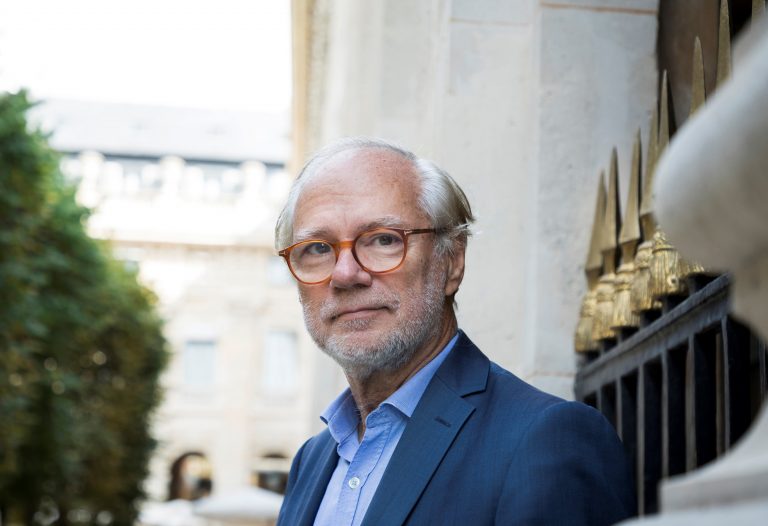 portrait de Laurent JOFFRIN dans les jardins du Palais-Royal a Paris le 16 septembre 2021